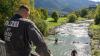 Nach dem Tod einer jungen Frau suchten Polizeitaucher in der Ortschaft das Flussbett der Prien nach Spuren ab. Die Polizei hat jetzt einen Tatverdächtigen verhaftet.