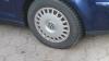 Während der Fahrt mit ihrem Auto hat eine 56-Jährige am Sonntag ihr Vorderrad verloren. Daraufhin kam das Auto von der Straße ab. (Symbolbild)