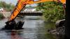 Aus einem Bagger ist Hydrauliköl in den Neuen Rhein geflossen und hat das Wasser verunreinigt. (Symbolbild)