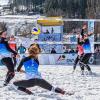 Ballakrobatinnen in Aktion: Bei den 4. Deutschen Snow-Volleyball Meisterschaften in Oberstaufen sind Deutschlands beste Volleyballer*innen am Start.