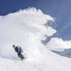 Ein Snowboardfahrer ist am Samstag im Skigebiet Pitztaler Gletscher in eine Gletscherspalte gestürzt, nachdem er die Piste verlassen hatte. Der Mann hatte Glück im Unglück: Nach einem Sturz von fünf Metern, blieb er auf einer Schneebrücke hängen. (Symbolbild)