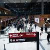 Fluggäste am Flughafen BER. Der Hauptstadtflughafen BER hatte zwischenzeitlich den Flugbetrieb aufgrund einer Aktion von Klimaaktivisten eingestellt.