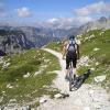 Als einem 60-jährigen Mountainbiker bergab auf einem Forstweg bei Umhausen ein Auto entgegen kam, bremste er, stürzte und überschlug sich. (Symbolbild)