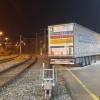 Ein schienengebundener Containerkran kollidierte mit einem zu nah am Gleis abgestellten Lkw-Sattelauflieger.