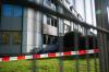 Unbekannte verübten am frühen Freitagmorgen einen Brandanschlag auf geplante Asylunterkunft in Bautzen. An der Fassade sind Brandspuren und eingeworfene Fenster zu sehen. Ab November sollen Asylbewerber das Gebäude beziehen.