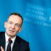 Volker Wissing (FDP), Bundesverkehrsminister, bei einer Pressekonferenz zur Verkehrsministerkonferenz. Er will bis 2030 eine Million neue Ladesäulen für E-Autos. (Archivbild)