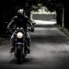 Ohne Fremdeinwirkung rutschte am Dienstagabend ein Motorradfahrer bei Memmingen von der Straße und zog sich mehrere Brüche zu. (Symbolfoto)
