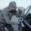 Die Polizei hat einen 17-jährigen Jugendlichen ermittelt und festgenommen, dem vorgeworfen wird, eine ganze Serie an Diebstählen aus Autos begangen zu haben. (Symbolbild)