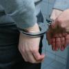 Ein per Haftbefehl gesuchter 42-jähriger Bosnier hat sich am Allgäu Airport heftig gegen seine Festnahme gewehrt. Die Beamten mussten ihn zu Boden ringen und ihm Hand- und Fußfesseln anlegen. Anschließend musste er zwei saftige Geldstrafen von insgesamt 1.600 Euro zahlen. (Symbolbild)