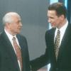 Michail Gorbatschow (li.) und Arnold Schwarzenegger 1996 bei "Wetten, dass ..?"