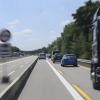 Auf der A96 bei Memmingen in Richtung München hat am Mittwochmorgen ein 69-jähriger Schweizer trotz Überholverbot in einer Baustelle einen LKW überholt. Es kam zur Streifkollision. (Symbolbild) 