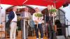 Kulturamtsleiter Dr. Hans-Wolfgang Bayer (li.) und Oberbürgermeister Manfred Schilder (2.v.li) bedankten sich bei den Hauptsponsoren mit einem traditionellen Kinderfest Stängele, das mit Seifenblasen und Zauberwürfel bestückt wurde, bei René Schinke, Vorstandsmitglied der VR Bank (3.v.li), und Dr. Dietrich Gemmel, Vorstandsmitglied der LEW (re.)