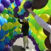 Drei Personen waren notwendig, um die Luftballon-Konstruktion mit den Außenmaßen von 2,50 Meter am Boden zu transportieren.