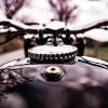 Bei einem Unfall bei Aichstetten ist eine junge Motorradfahrerin schwer verletzt worden. Ein Autofahrer hatte die 16-Jährige beim Abbiegen übersehen. (Symbolbild)