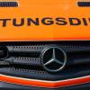 Mit schweren Verletzungen musste der Rettungsdienst einen 71-Jährigen am Sonntagmittag ins Krankenhaus bringen, nachdem ihn seine 72-jährige Ehefrau mit dem Auto erfasst hatte. (Symbolbild)