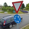Geradeaus über einen Kreisverkehr und eine Verkehrsinsel gefahren ist am Sonntagabend eine Autofahrerin auf der B10 bei Neu-Ulm. (Symbolfoto)