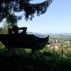 Ein ruhiges Plätzchen mit Aussicht: Die Gemeinde Grünenbach hat neue Liegebänke aufgestellt