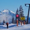 Ein einsamer Skitourengeher im noch nicht geöffneten Skigebiet von Garmisch-Partenkirchen. Nach zwei guten Wintern könnte die diesjährige Saison für die Urlaubsorte in den Alpen schlechter ausfallen.