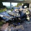 Auto gerät auf B12 in Gegenverkehr: Zwei Schwerverletzte bei Unfall zwischen Geisenried und Altdorf