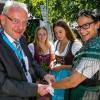 Guiness World Records bestätigt offiziell: Das Allgäu hält den Dirndl-Weltrekord