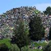 Viele Menschen ohne Ticket verfolgten Taylor Swifts Konzert in München von einem Hügel neben dem Stadion aus.