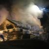 Feuer zerstört Haus in Stiefenhofen: Bewohnerinnen können sich retten, drei Tiere kommen in den Flammen um