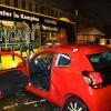 Auto fährt in Bus: Kemptener Feuerwehr muss schwerverletzte Fahrerin (23) aus Wrack befreien
