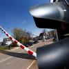 Bahnschranke senkt sich auf Traktorgespann: Zug muss bei Lengenwanger Bahnübergang halten