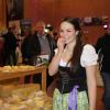 Marina Lechleiter aus Faistenoy sammelt auf dem Oberstdorfer Käsefestival Eindrücke für das Amt der Milchkönigin