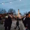 Vom "feuchten Schnee"  ließen sich die Besucherinnen und Besucher des Affinger Weihnachtsmarktes nicht abhalten. Im Hintergrund ist die Pfarrkirche zu sehen, deren Turm sich rechtzeitig zum Markt frisch renoviert und ohne Baugerüst präsentiert.