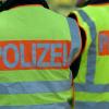 Sachschaden: Zwei Autofahrer (23 und 75) fahren in Lindau in Baustelle