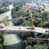 König-Ludwig-Brücke in Kempten: Riesenkräne hieven das Fachwerk wie geplant auf die Nachbarbrücke