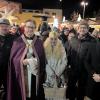 Gut besucht war am Freitagabend der Höchstädter Christkindlmarkt trotz windigen Wetters: (von links) WV-Vorsitzender Fabian Weiß, Stadtpfarrer Daniel Ertl, Christkind Elisabeth Konle, Bürgermeister Stephan Karg und Landtagsabgeordneter Manuel Knoll eröffneten den Markt. 