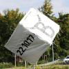Allgäu-Würfel am Kreisverkehr an der B19 bei Sonthofen-Rieden mit Banner verhängt