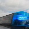 Auto rollt Spaziergängerin (36) über den Fuß