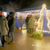 Weihnachtsmarkt in Schwenningen zum 3. Mal organisiert von der Gemeinde von Karin Gerstmeier und Joe März mit ca. 20 Ständen von den Vereinen der FFW, Schützen Sport und  Musik wurden allerlei Köstlichkeiten zum Speisen und Trinken angeboten Besonders Wildgulasch aus der Region zu dem leif eine Spendenaktion für die Krebskranke Ida  -   - 