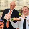 Hans-Joachim Metz (links) und Markus Göppel haben lange getüftelt und präsentieren das Ergebnis: Die Mortadella gibt es nun auch nach Allgäuer Art.