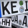 Diese Autokennzeichen sind nicht verboten und im Straßenverkehr zu sehen. Weil „HH“ und „AH“ Nazi-Kürzel sind, braucht man aber eine nachvollziehbare Erklärung, wenn man die Buchstaben auf dem Schild haben will. 