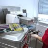Wenn ein Zahnarzt mit der Behandlung eines Patienten fertig ist, müssen viele Instrumente sterilisiert werden. Das geschieht beim Allgäuer TM-Zahnärzteverbund zentral in Kempten bei der TH Steriprax-Service GmbH. Dort ist Eleonore Klein (Foto) eine von drei speziell ausgebildeten medizinischen Fachkräften. 