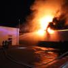 Insgesamt waren 130 Feuerwehrleute beim Brand der Lagerhalle im Einsatz