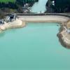 Der Unterbau des Staudamms am Forggensee hat Risse. Deshalb muss der Damm repariert werden. Dadurch wird im Frühjahr 2018 der See später als üblich aufgestaut. 