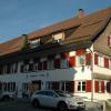 Das Landhaus „Sonne“ steht in Hergensweiler an prominenter Stelle. Mit den Plänen, in dem denkmalgeschützten Anwesen 26 Wohnungen einzubauen, können sich nicht alle Gemeinderäte anfreunden