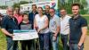 30.000 Euro spenden Rudolf und Ingeborg Braungardt (links vorne) für Patricia Rünzler aus Kraftisried (Mitte) – und viele andere helfen ebenfalls. Unser Bild zeigt hinter dem Ehepaar Peter Kusel (TSV Kottern), weiter (von links) Tobias Eisert (Raiba Kempten-Oberallgäu), Mathias Bloch (Sonnen, Wildpoldsried), Martin Fugel (Holzbau Fugel, Weitnau), AZ-Redaktionsleiter Uli Hagemeier und Markus Stetter (Ergo-Versicherung). 