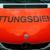 Autofahrer (75) kommt bei Bad Grönenbach von der Straße ab und fährt gegen Baum