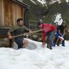 Alle Jahre wieder: Freunde helfen Hüttenwirt Martin Braxmaier auf der Kemptner Hütte beim Schneeschaufeln und bei anderen Vorbereitungen für die Saison. 