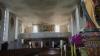 Ein Netz umspannt die ganze Decke des Kirchenraums. 