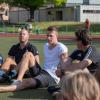 Im Sitzkreis am Mittelkreis: Bei seinem Besuch am DFB-Stützpunkt in Wangen beantwortete Janik Haberer (weißes T-Shirt) geduldig die Fragen der jungen Fußballtalente, die dort unter anderem von Marcus Schmid, Fredy Huckenbeck und Joachim Baur (von links in den schwarzen T-Shirts) gefördert werden.