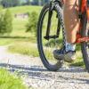 Radfahrer schlägt Autofahrerin in Ruderatshofen gegen die Stirn