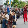 Über die Lechbrücke kamen die Gruppe Cremasteros Comites Vagantes (vorn), das Duo LunaTix auf Stelzen und die Chiemgauer Ritterschaft in die historische Altstadt.