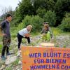 Im Weihergut in Immenstadt blüht es für Bienen, Hummeln und andere kleine Tiere. Den Naturgarten hat der Immenstädter Stadtförster Gerhard Honold (links) zusammen mit dem Bund Naturschutz Kempten-Oberallgäu – im Bild Geschäftsführerin Julia Wehnert (Mitte) – initiiert. Mit im Boot: Naturgärtner Felix Schmitt. 